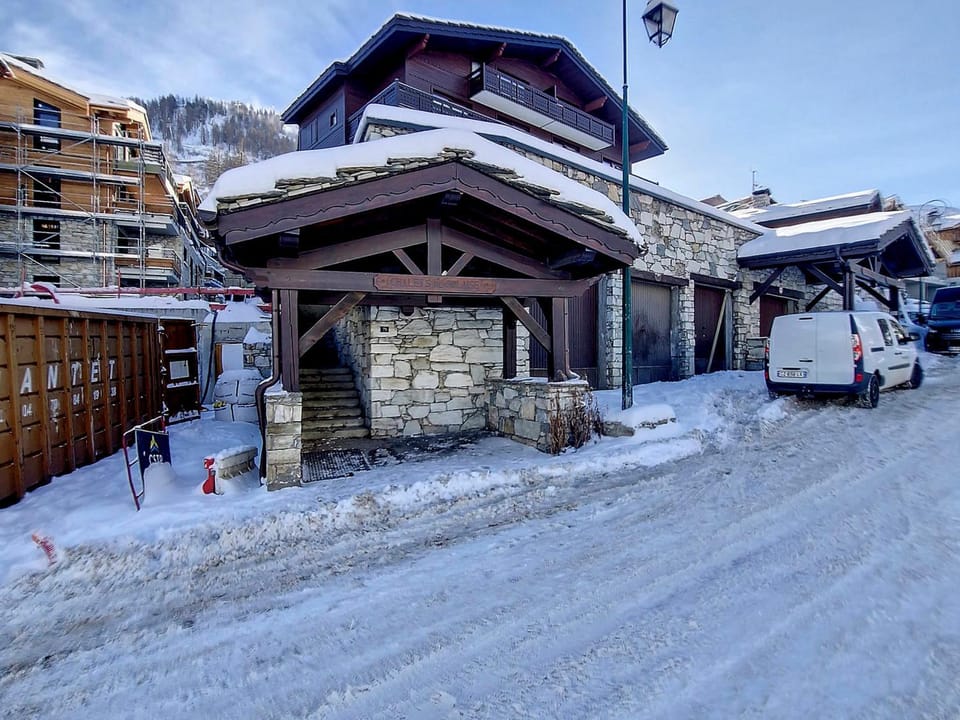 Charmant duplex 4p, 6 pers, parking, au pied des pistes - FR-1-518-92 Apartment in Val dIsere