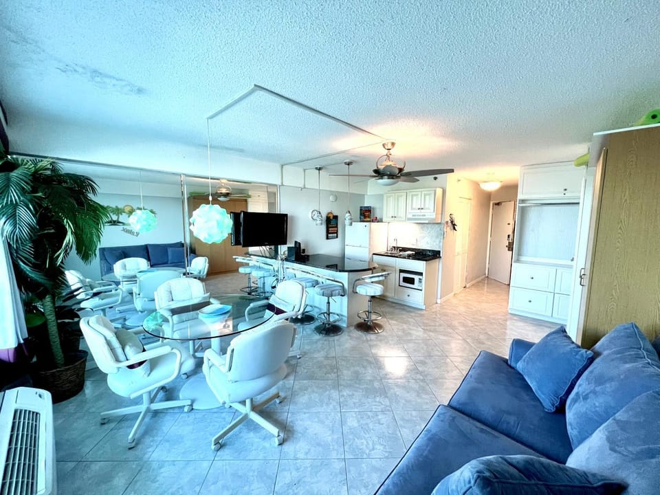 Photo of the whole room, Dining area
