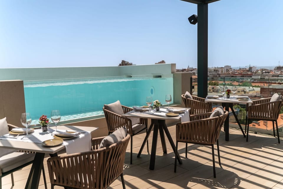 Restaurant/places to eat, Balcony/Terrace, Swimming pool