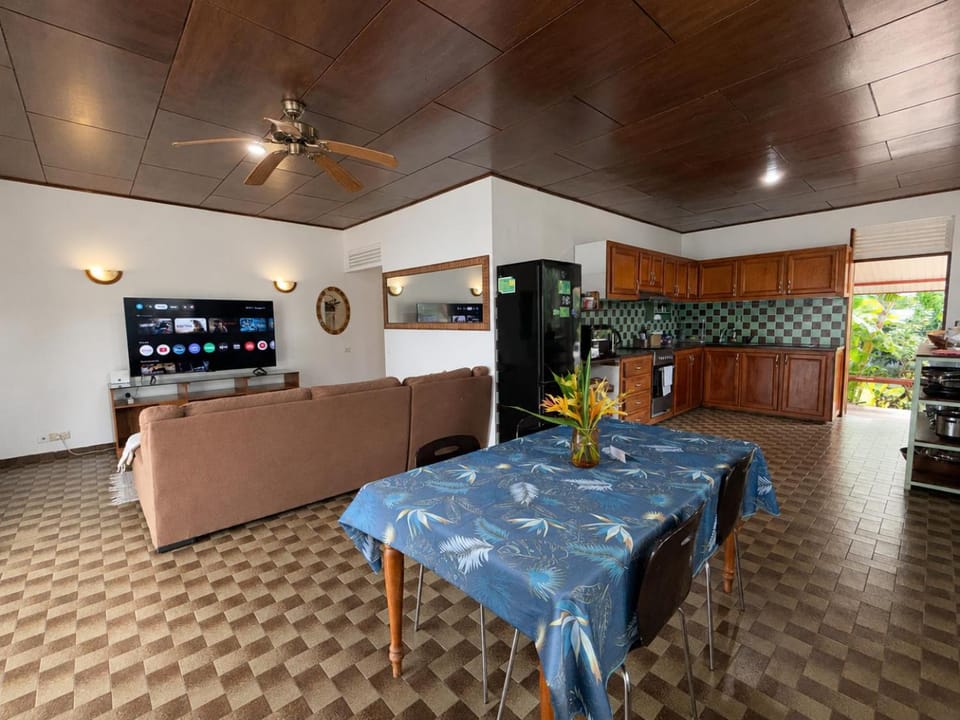TV and multimedia, Kitchen or kitchenette, Dining area, oven