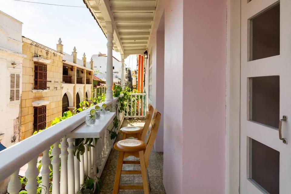 Casa Badillo 2 OLD CITY CRAZY LOCATION 4br jacuzzi wifi Ac hottub Apartment in Cartagena