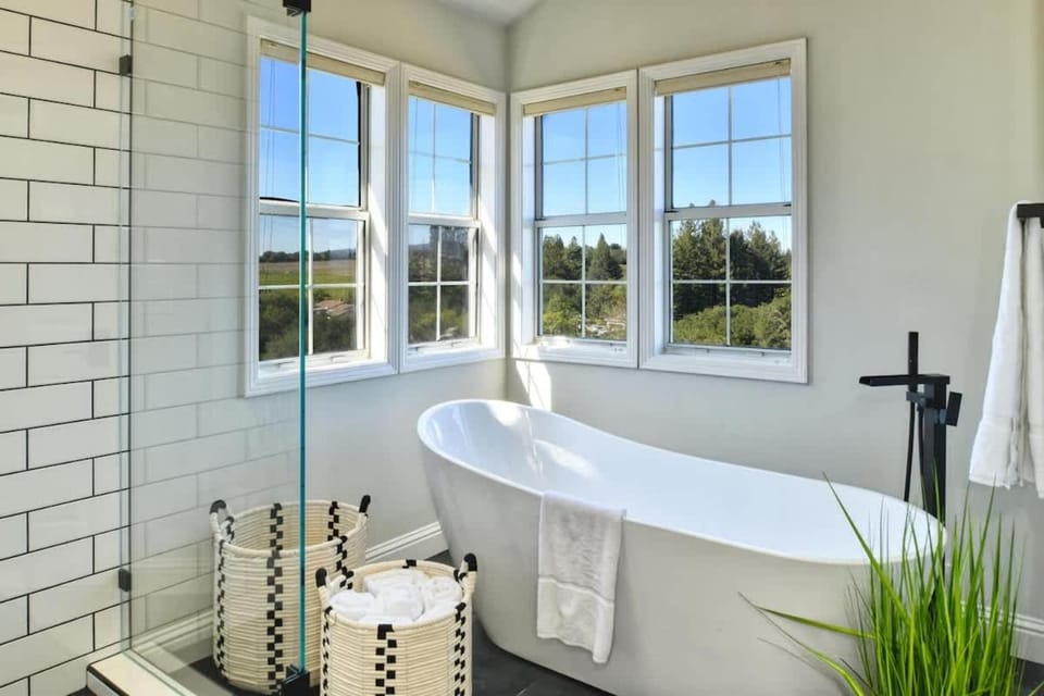 Moore Family Farmhouse - Wine Tastings Included House in Forestville