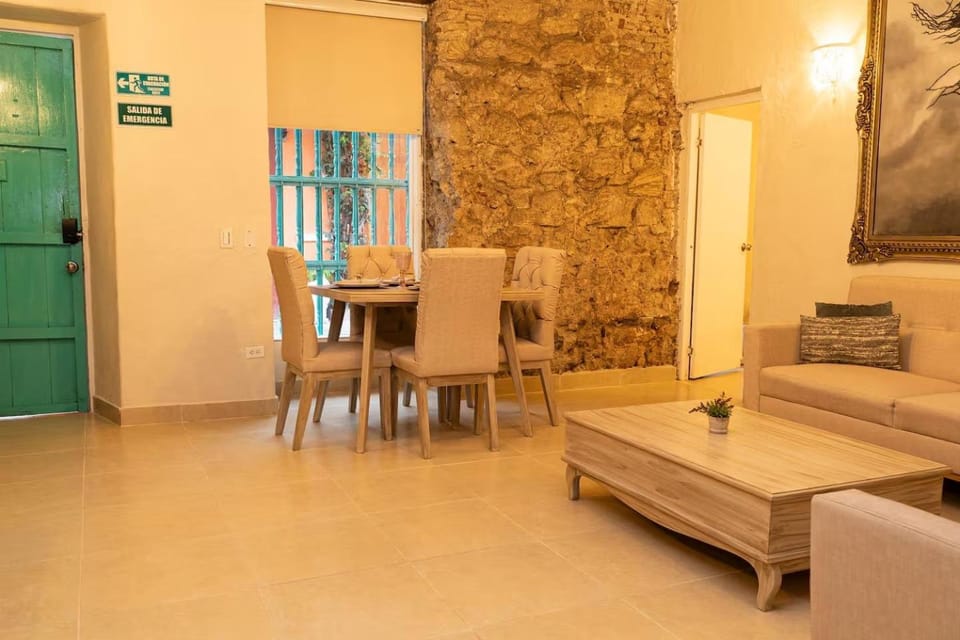 Casa Quero 914, 3br Old city wifi jacuzzi House in Cartagena