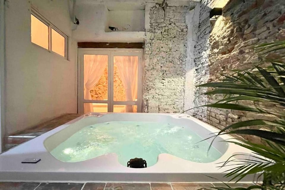 Casa Quero 914, 3br Old city wifi jacuzzi House in Cartagena