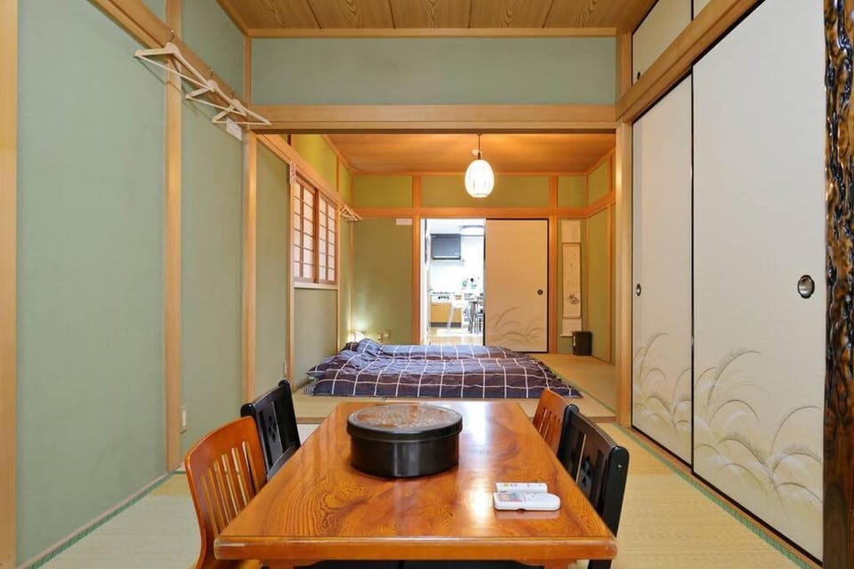 Bed, Photo of the whole room, Seating area, Dining area, Bedroom