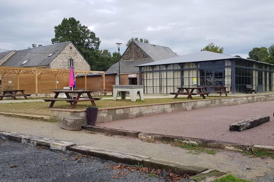 Property building, Restaurant/places to eat