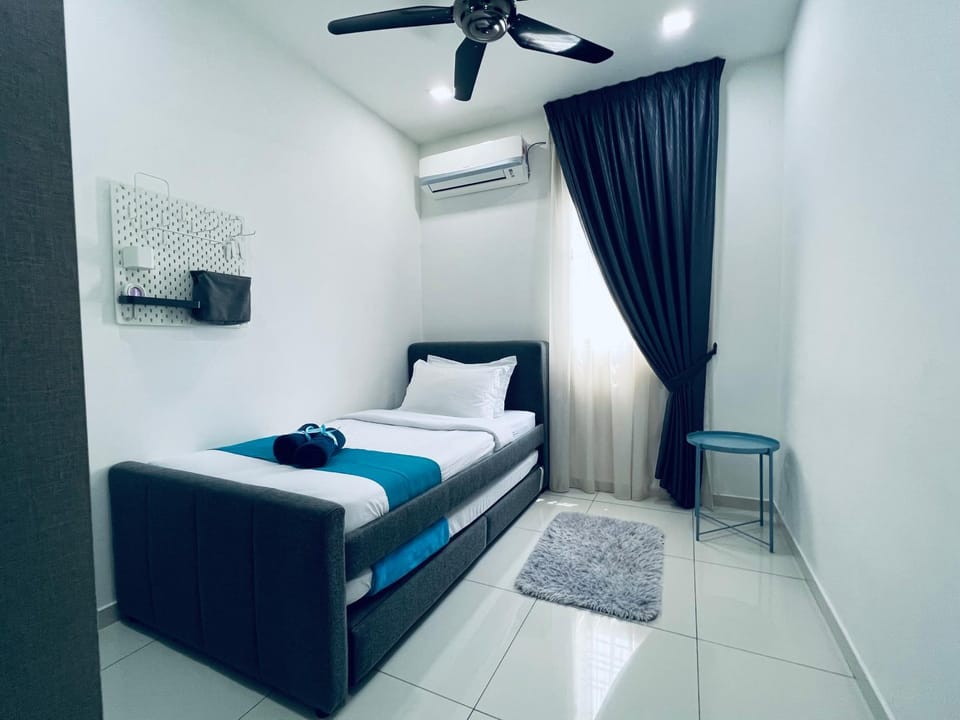 Bed, Photo of the whole room, Bedroom, fireplace, air conditioner