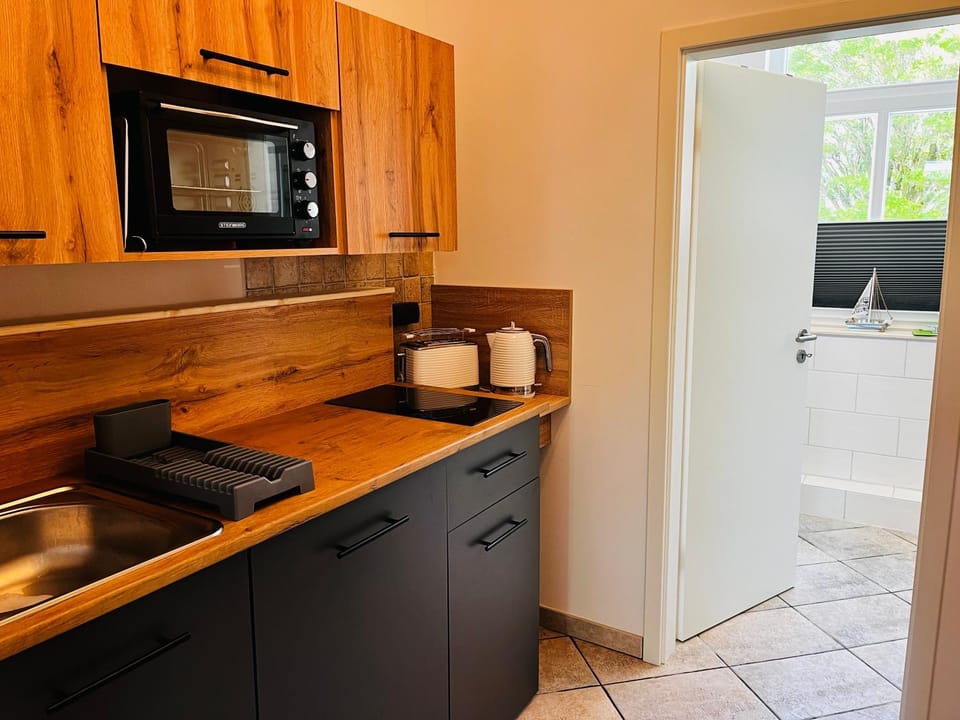 Coffee/tea facilities, Kitchen or kitchenette, stove, toaster