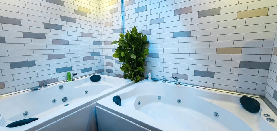 Hot Tub, Internal: Not applicable to any particular room
