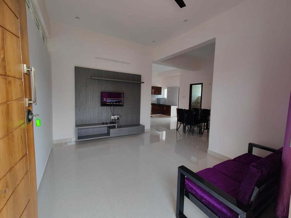 Communal lounge/ TV room, TV and multimedia, Living room, Seating area, Dining area
