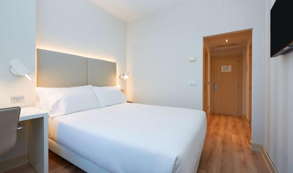 Photo of the whole room, Bedroom, On site