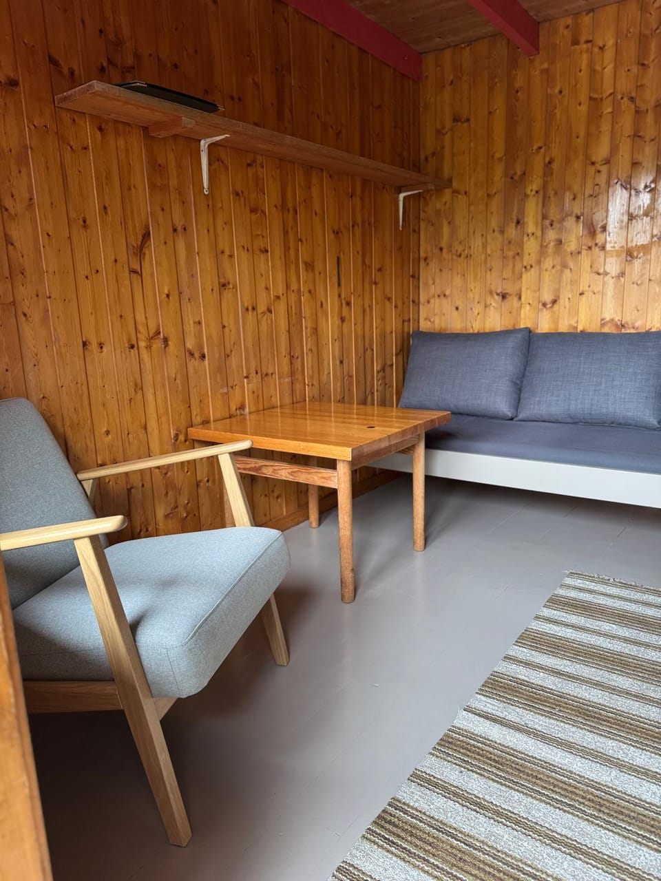 Photo of the whole room, Seating area