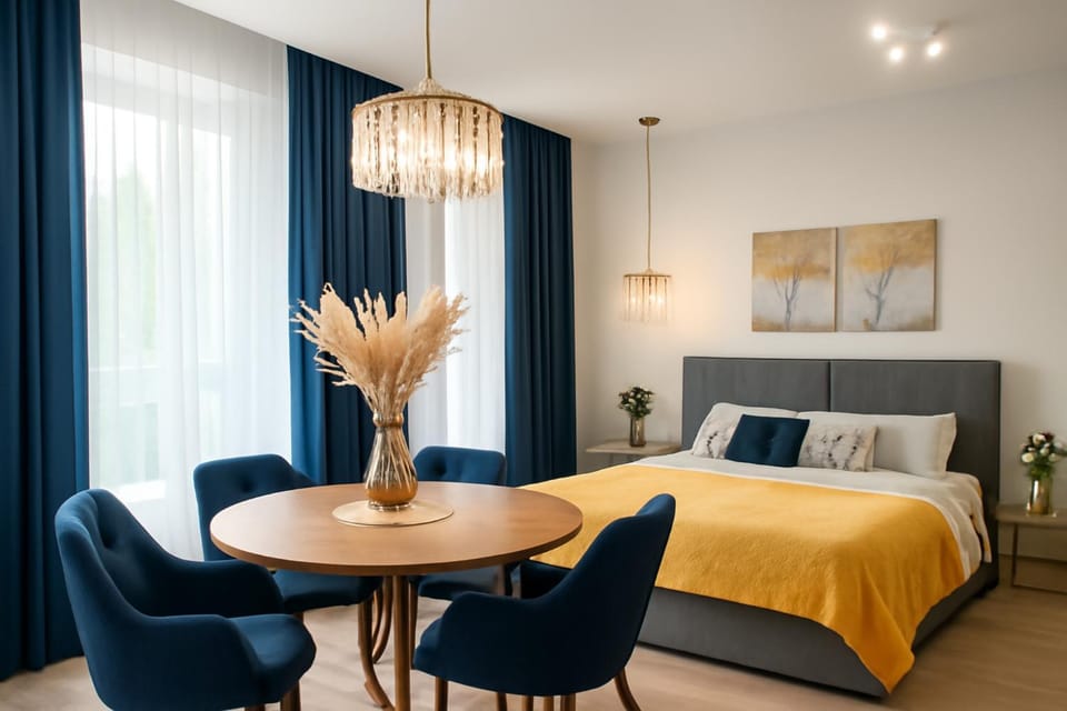 Bed, Living room, Photo of the whole room, Decorative detail, Dining area, flat iron, furniture, heating