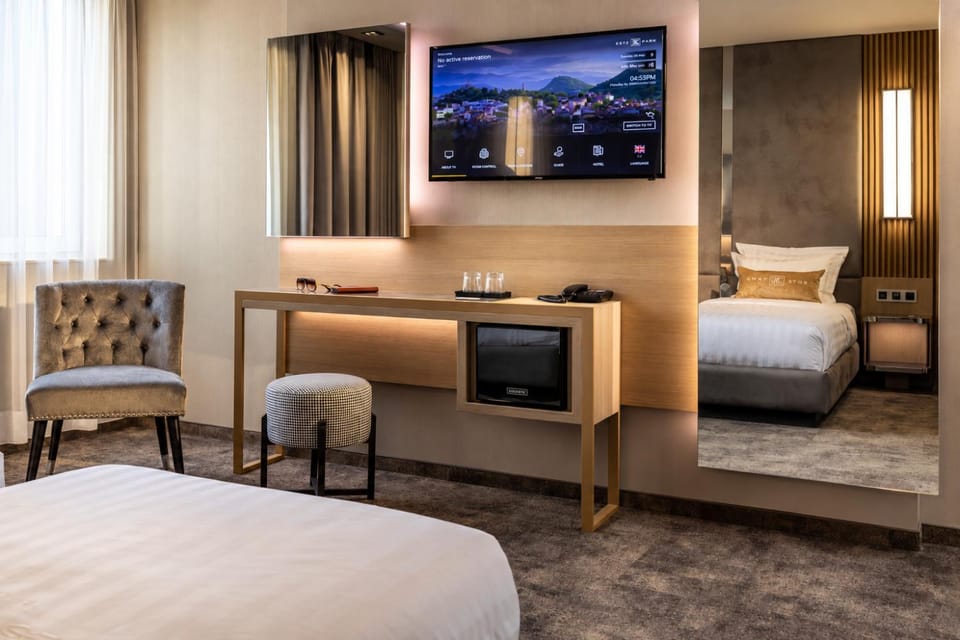 TV and multimedia, Photo of the whole room, Seating area, Bedroom