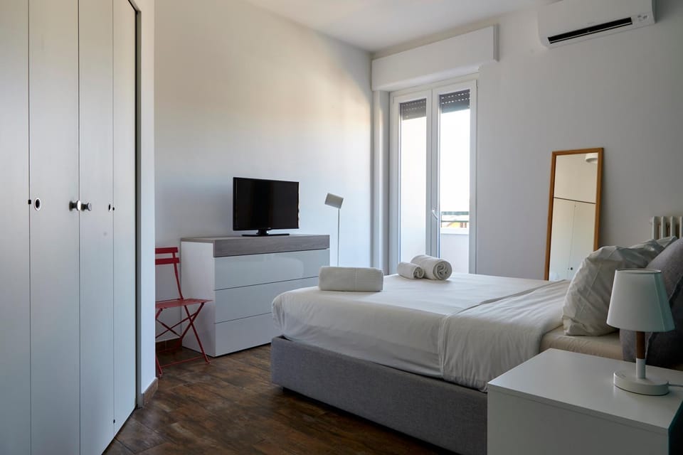 Bed, TV and multimedia, Photo of the whole room, Bedroom, towels, wardrobe