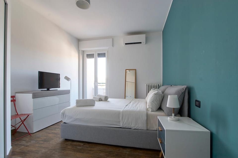 Bed, TV and multimedia, Photo of the whole room, Bedroom, towels, air conditioner