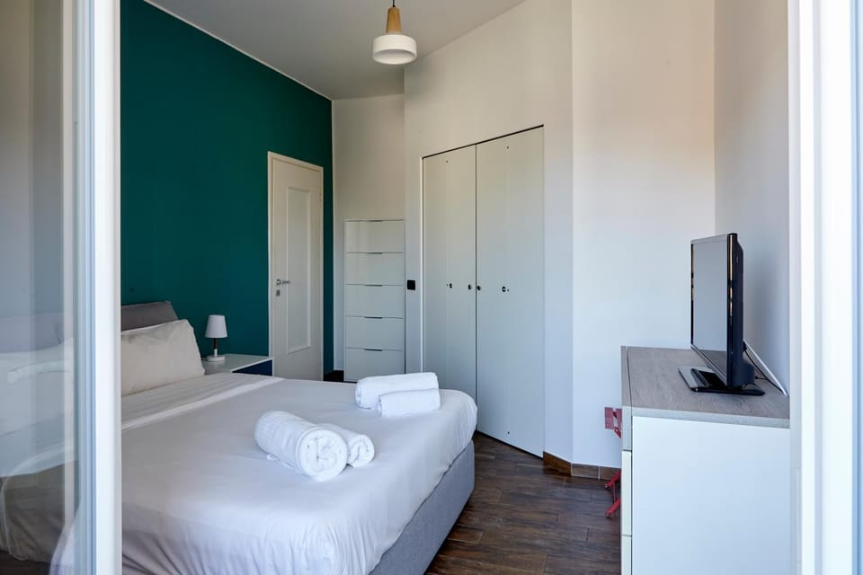 Bed, TV and multimedia, Photo of the whole room, Bedroom, towels, wardrobe