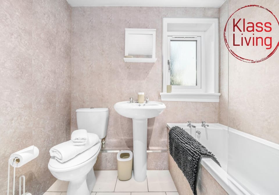 Shower, Toilet, Bathroom, Decorative detail, Guests, group of guests, Family