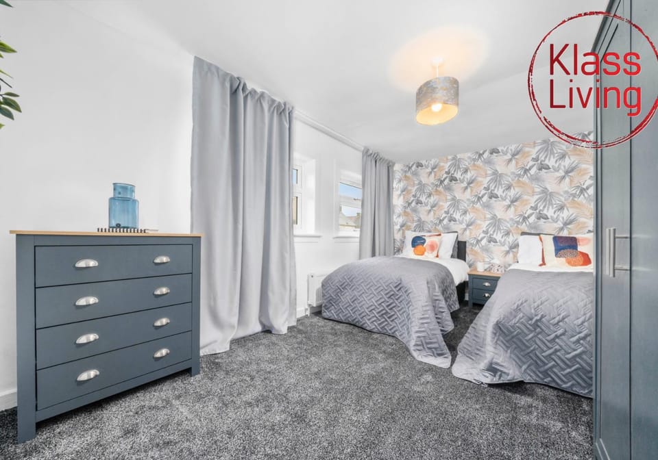 Bed, Decorative detail, Bedroom, Guests, group of guests, cot, Family