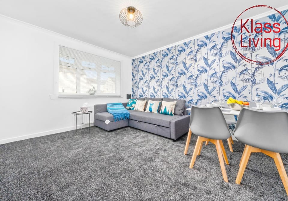TV and multimedia, Living room, Decorative detail, Seating area, Dining area, Guests, group of guests, Family