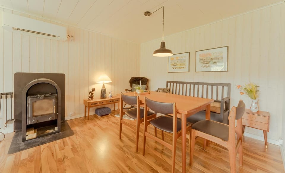 Living room, Seating area, Dining area, flat iron, internet