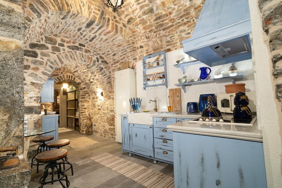 Kitchen or kitchenette, minibar
