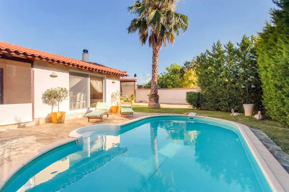 Property building, Garden, Swimming pool
