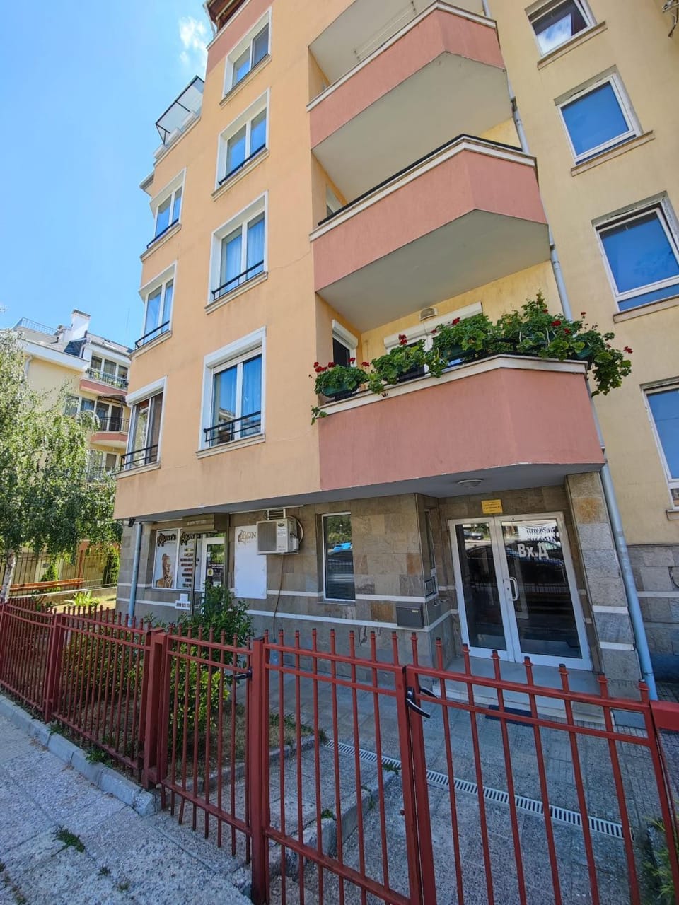 Property building, Neighbourhood