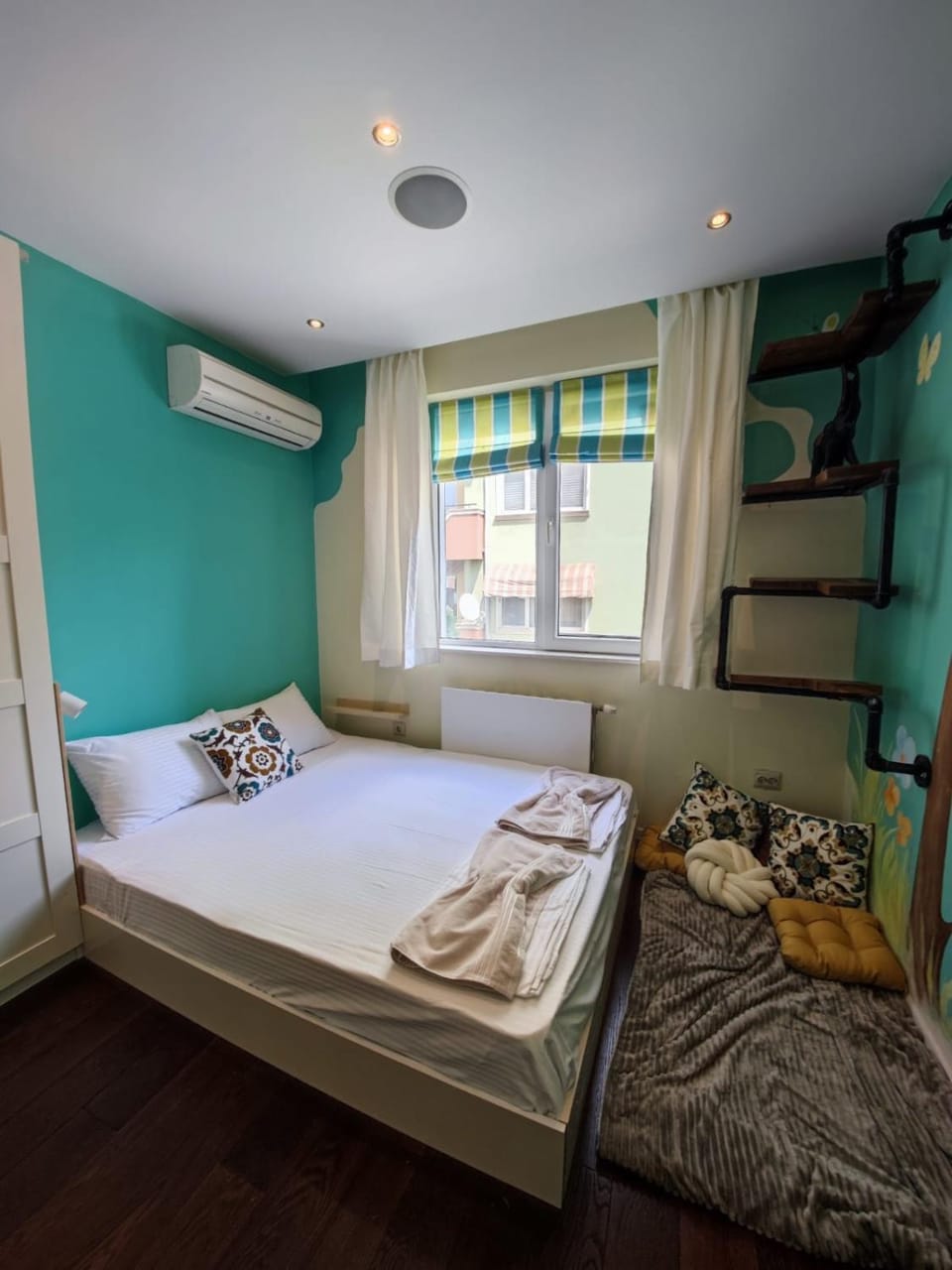 Bed, Bedroom, towels, air conditioner