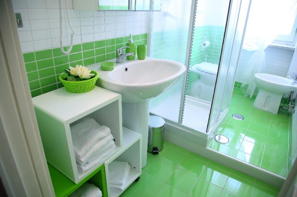 Shower, Toilet, Bathroom, bidet, towels