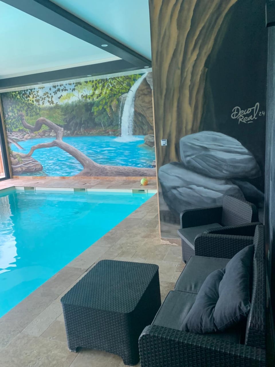 Logement 4 personnes avec piscine intérieure 31 degrés zoo de la FLECHE 24 h du Mans Apartment in Pays de la Loire