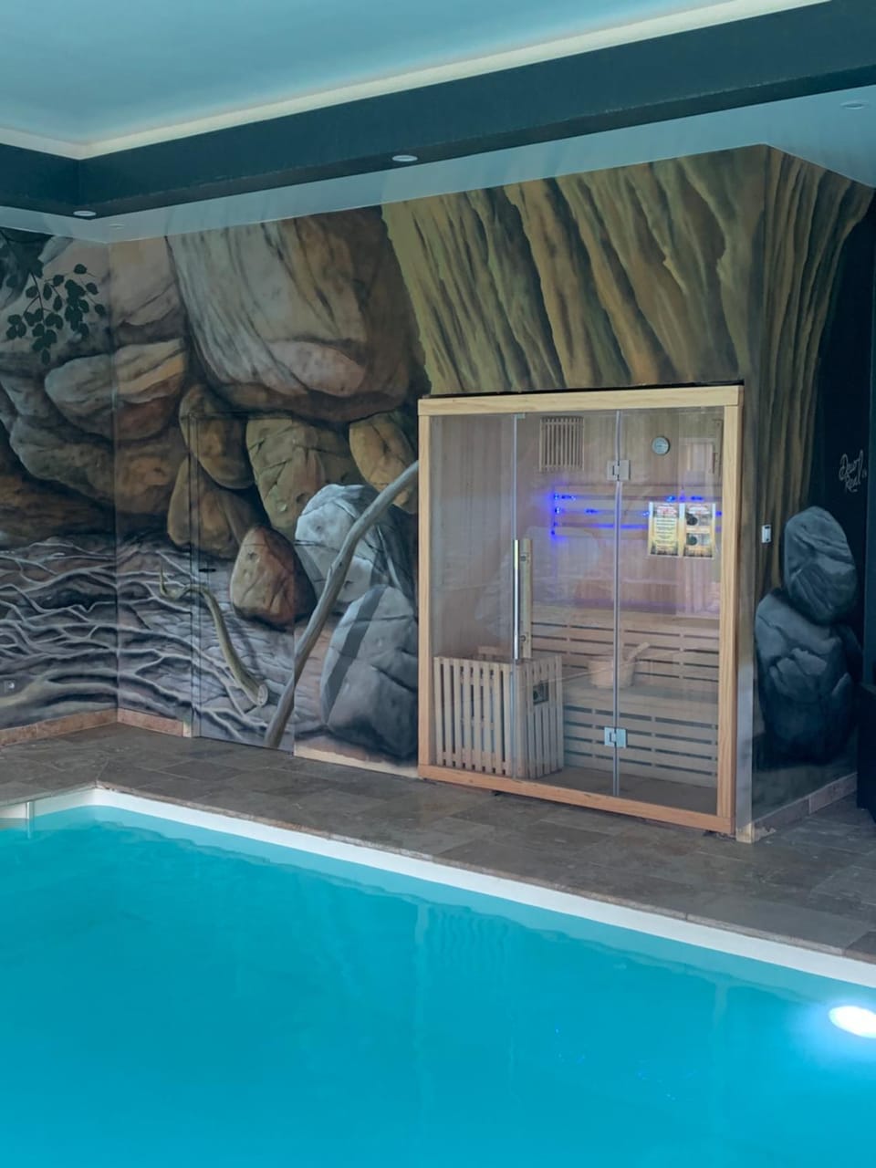 Logement 4 personnes avec piscine intérieure 31 degrés zoo de la FLECHE 24 h du Mans Apartment in Pays de la Loire
