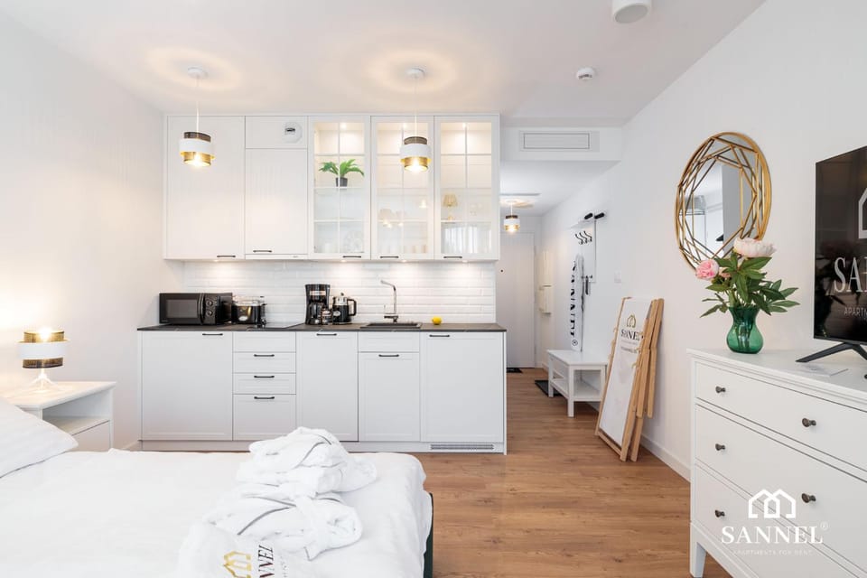 Bed, TV and multimedia, Coffee/tea facilities, Kitchen or kitchenette, Photo of the whole room, Decorative detail, Decorative detail, On site, minibar, toaster, towels, wardrobe, air conditioner