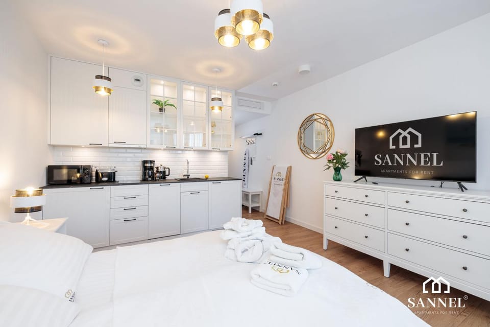 Bed, Property logo or sign, TV and multimedia, Kitchen or kitchenette, Photo of the whole room, Decorative detail, On site, minibar, towels