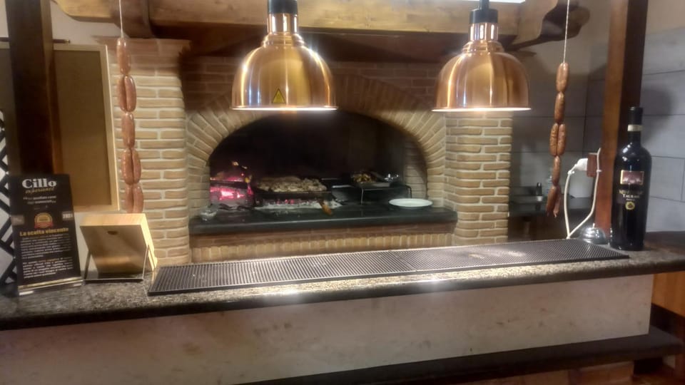 Restaurant/places to eat, Kitchen or kitchenette