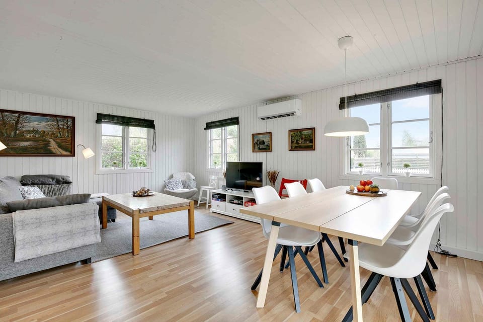 Communal lounge/ TV room, TV and multimedia, Seating area, Dining area