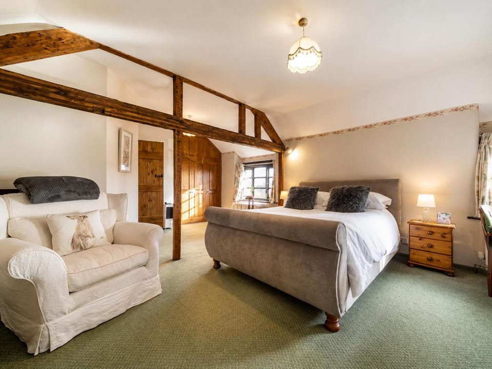 Cynynion Uchaf Farmhouse - 18th Century, Welsh Borders, Breathtaking Views Farm Stay in England