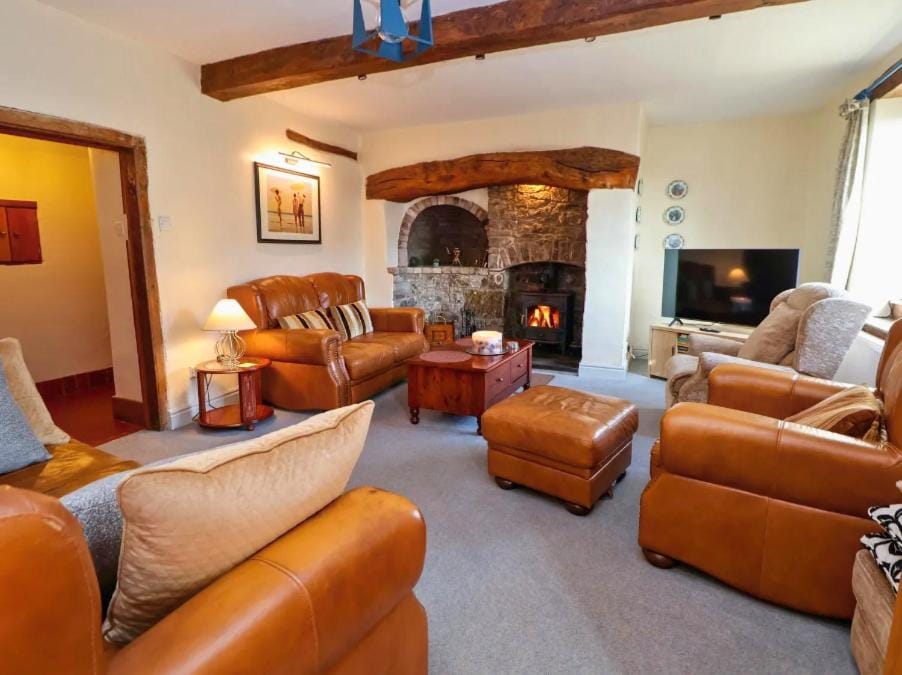 Cynynion Uchaf Farmhouse - 18th Century, Welsh Borders, Breathtaking Views Farm Stay in England