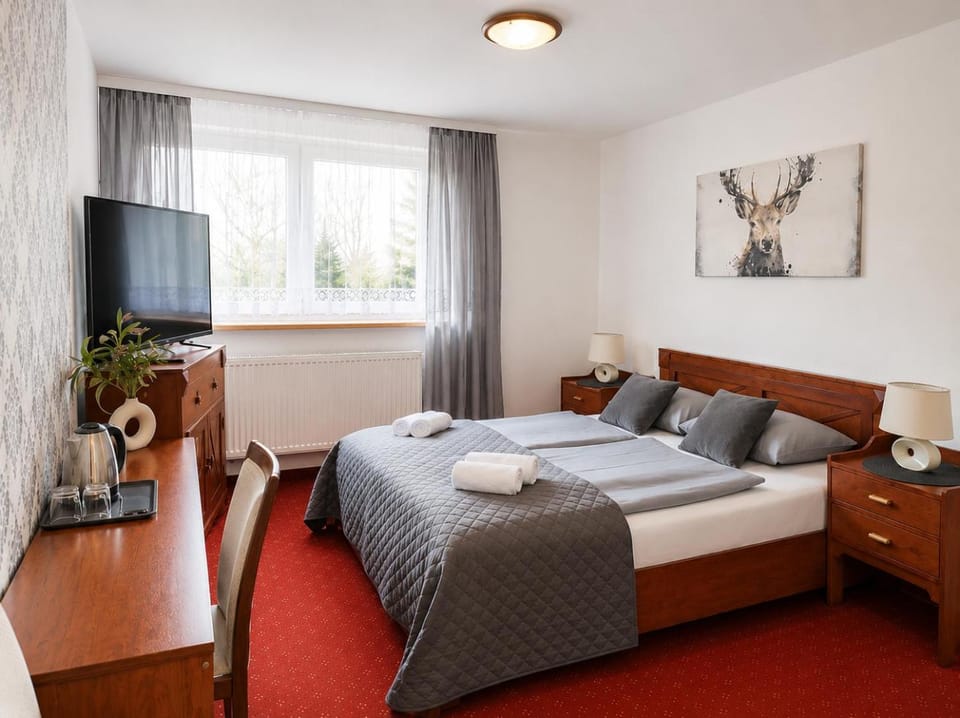 Bed, Photo of the whole room, Bedroom, towels