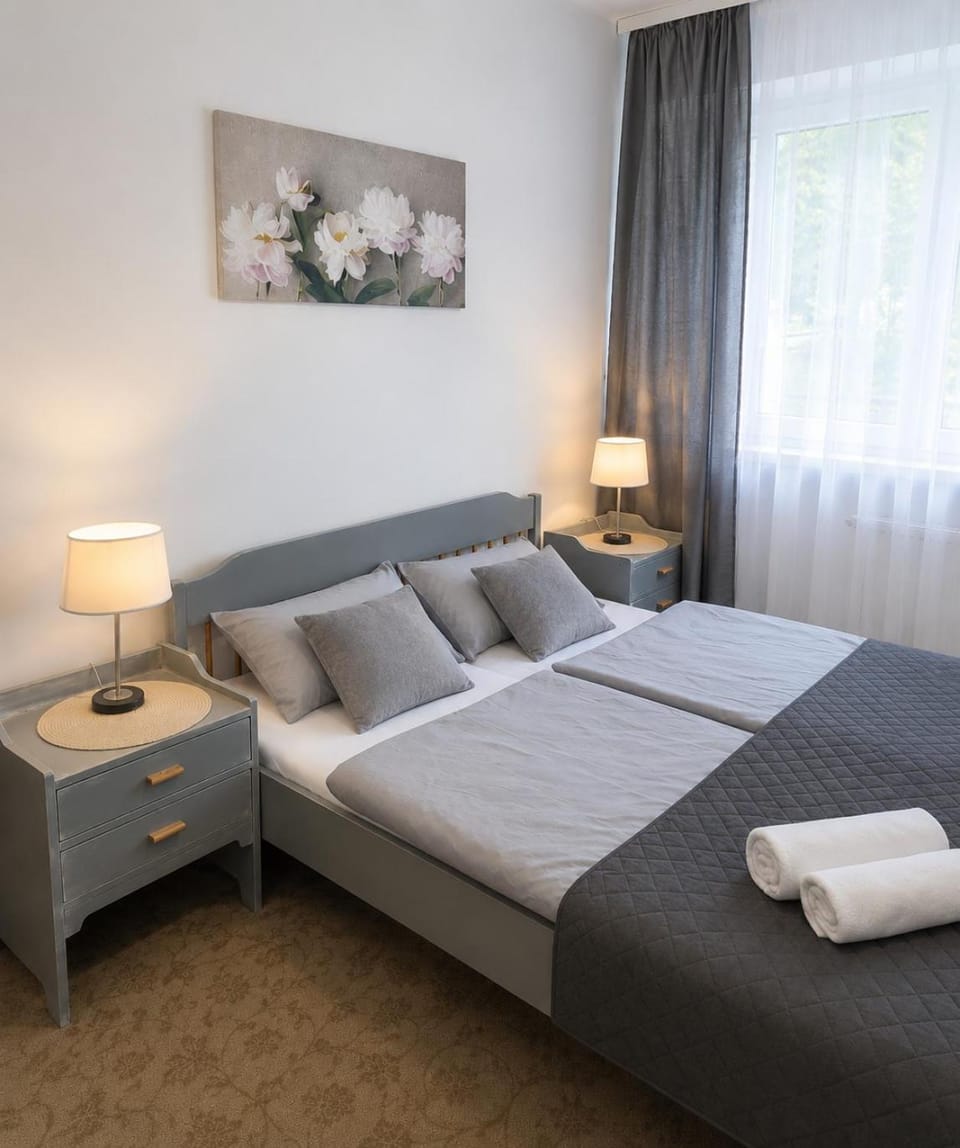 Bed, Photo of the whole room, Bedroom, towels