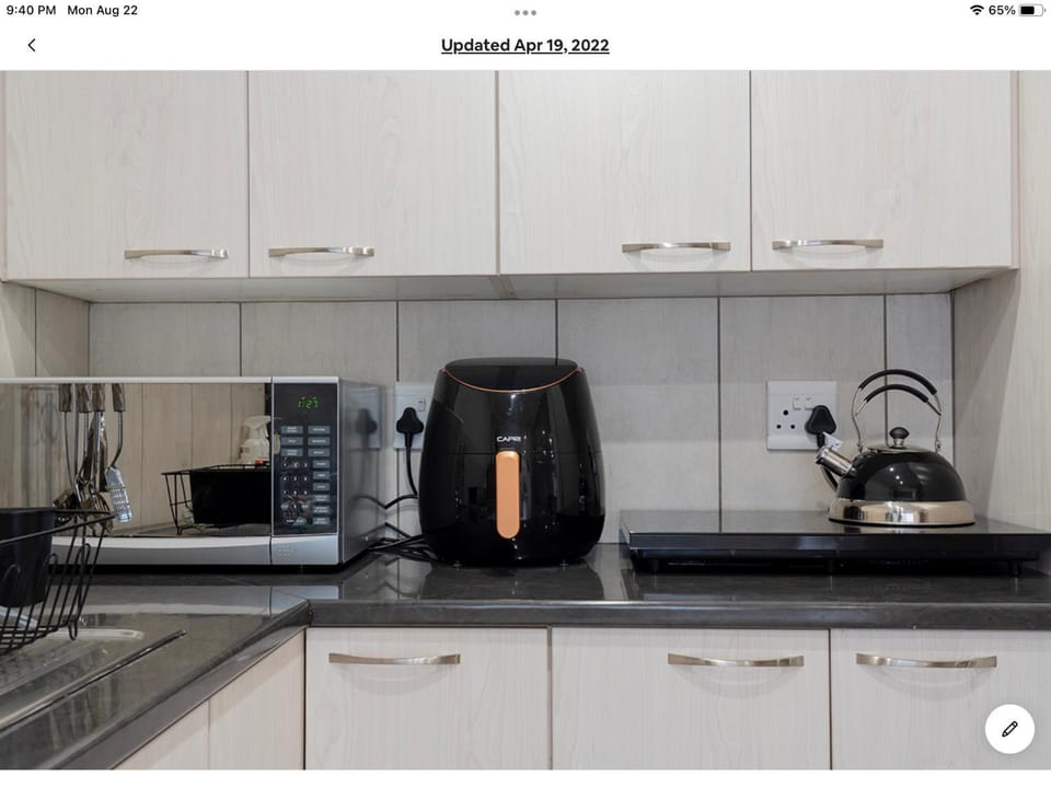 Kitchen or kitchenette, minibar