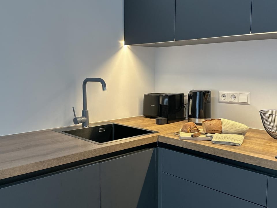 Coffee/tea facilities, Kitchen or kitchenette, stove, toaster