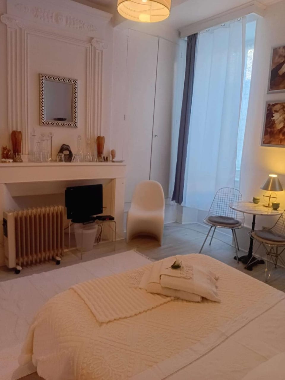 Bed, TV and multimedia, Bedroom
