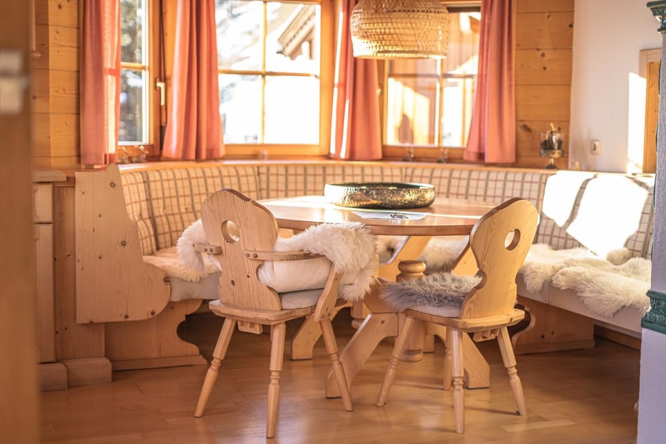 Living room, Seating area, Dining area, Food, Food