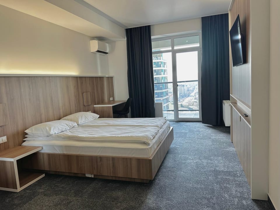 Bed, TV and multimedia, Photo of the whole room, Bedroom