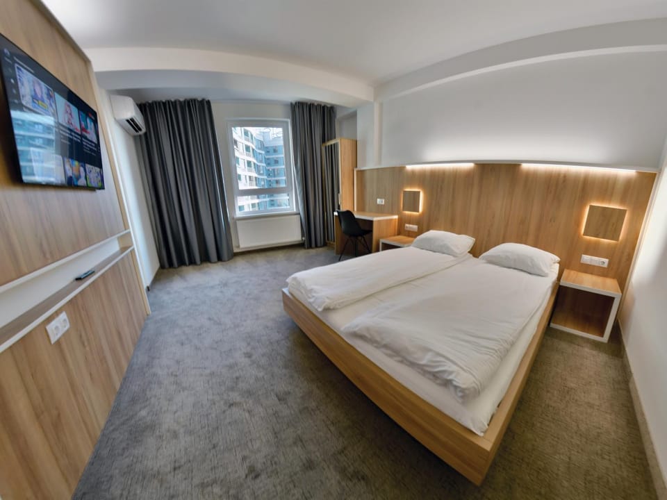 Bed, TV and multimedia, Bedroom, air conditioner