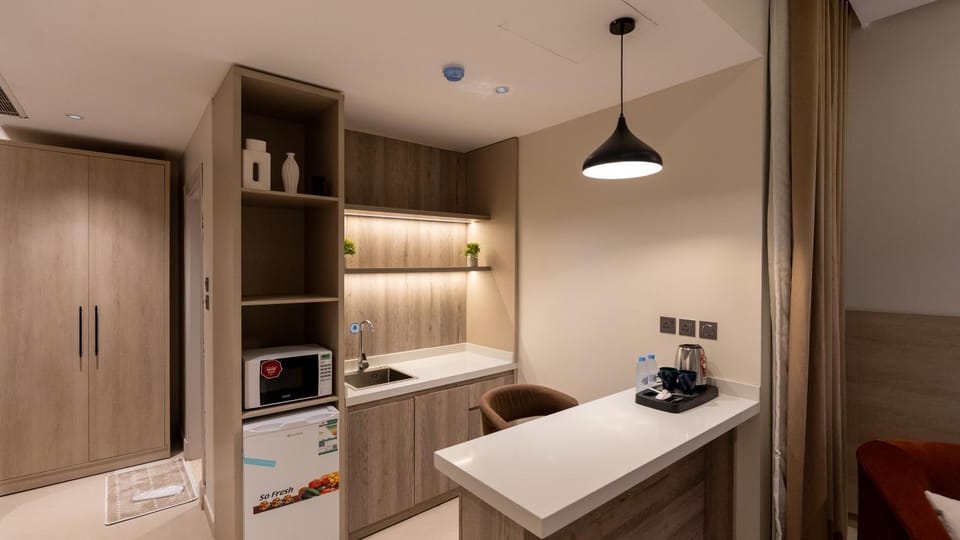 Kitchen or kitchenette, microwave, minibar, stove