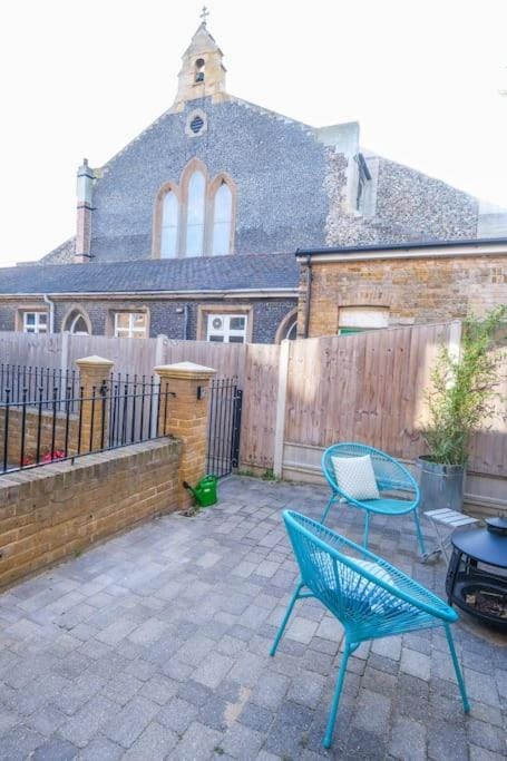 Old School Mews - AUTUMN SPECIAL - Book 3 nights in September, October or November and enjoy your 4th night completely FREE! House in Broadstairs