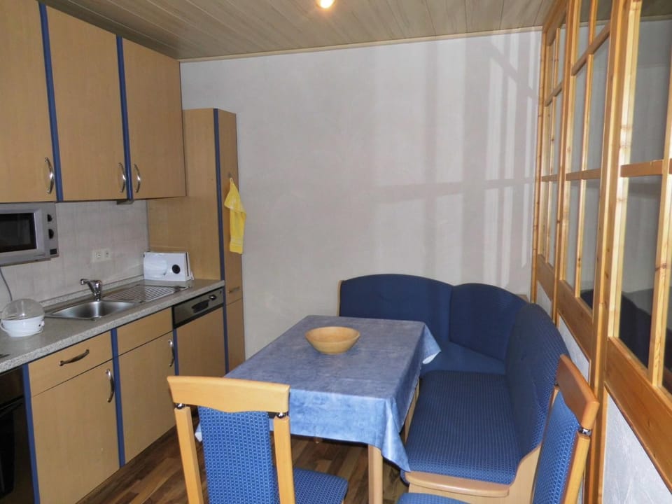 Kitchen or kitchenette, Dining area