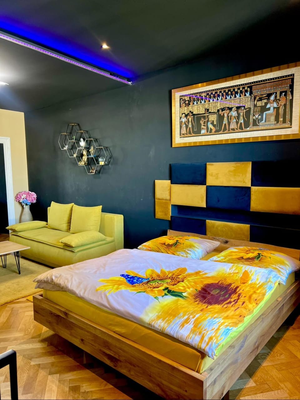 Bed, Seating area